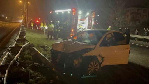 Tekirdağ&rsquo;da alkoll&uuml; s&uuml;r&uuml;c&uuml; aydınlatma direğine &ccedil;arptı
