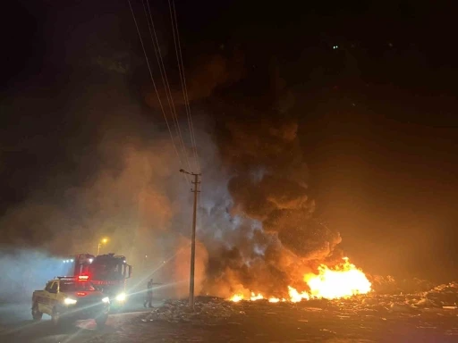 Tekirdağ&rsquo;da atık d&ouml;k&uuml;m alanında yangın: Alevler geceyi aydınlattı
