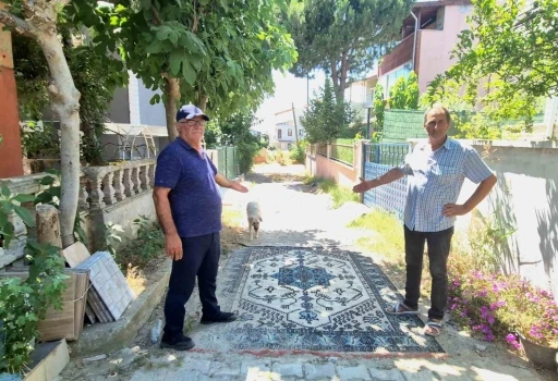 Tekirdağ’da belediye yol yapmayınca vatandaş sokağa halı serdi
