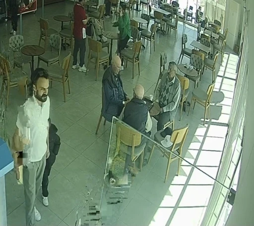 Tekirdağ’da deprem anında kafede dikkat çeken anlar: 3 ihtiyar depremi hissetmedi, kaçanları izledi
