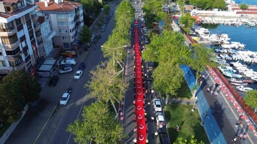 Tekirdağ&rsquo;da dev bayrakla gen&ccedil;lik y&uuml;r&uuml;y&uuml;ş&uuml;
