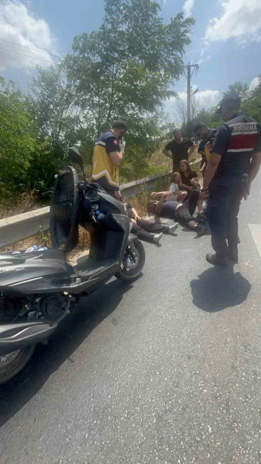 Tekirdağ&rsquo;da devrilen motosikletteki 3 kişi yaralandı
