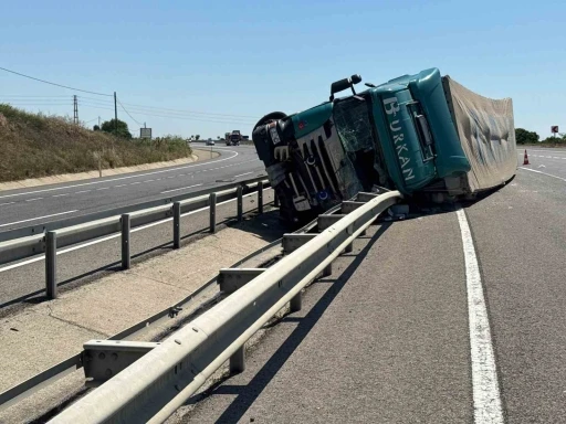 Tekirdağ’da devrilen tırdan refüje savrulan sürücü yaralandı

