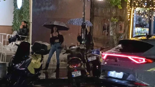Tekirdağ&rsquo;da gece saatlerinde sağanak yağış etkili oldu
