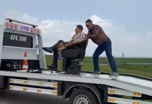 Tekirdağ&rsquo;da g&ouml;renler şaşırdı : M&uuml;şterisini &ccedil;ekici &uuml;zerinde traş etti
