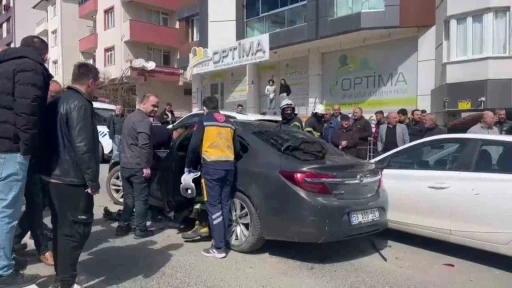Tekirdağ’da gözleri kararan sürücü, park halindeki 3 araca çarptı
