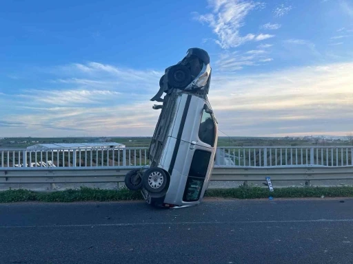 Tekirdağ’da ilginç kaza: Bariyere çarpan araç dik durdu, 2 kişi yaralandı
