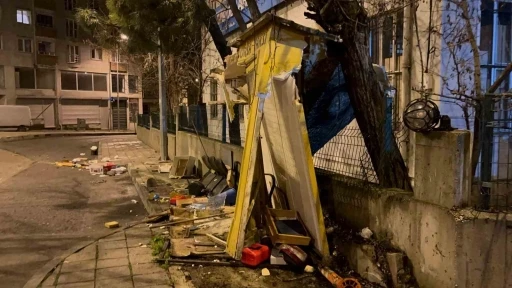 Tekirdağ&rsquo;da kamyonet taksi durağına daldı, olay yerini terk etti: O anlar kamerada
