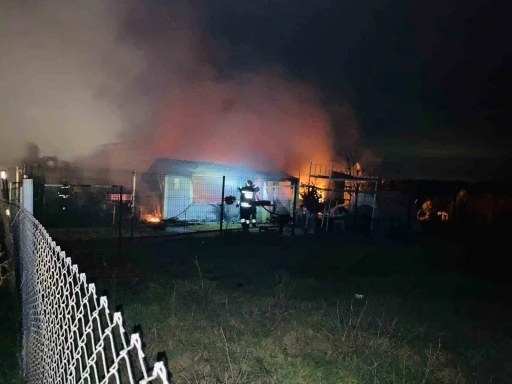 Tekirdağ&rsquo;da kır evi alev alev yanarak k&uuml;le d&ouml;nd&uuml;
