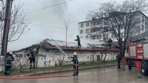Tekirdağ’da metruk bina alev alev yandı
