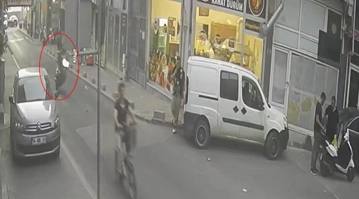Tekirdağ&rsquo;da &ouml;n teker şovu kazayla bitti, yaya ezilmekten son anda kurtuldu: Korkun&ccedil; anlar kamerada
