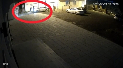 Tekirdağ&rsquo;da otomatik bariyeri kırarak otoparka girdiler: Olay g&uuml;venlik kamerasına yansıdı
