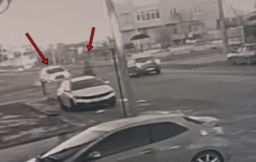 Tekirdağ&rsquo;da otomobille &ccedil;arpışan bisikletlinin yaralandığı feci kaza kamerada

