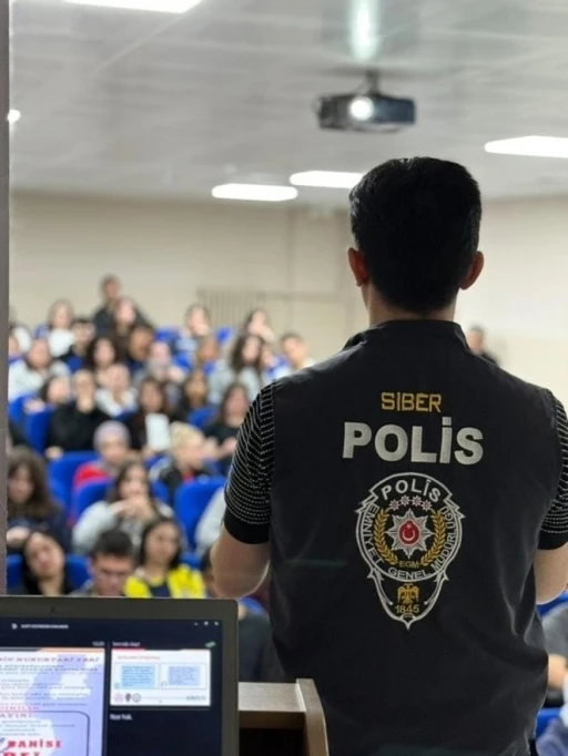 Tekirdağ’da polis ekiplerinden okullarda siber ve çocuk güvenliği eğitimi
