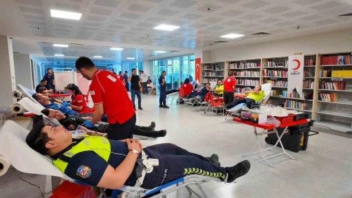 Tekirdağ&rsquo;da polis ve jandarmadan &ouml;rnek dayanışma: Kızılay&rsquo;a kan bağışı
