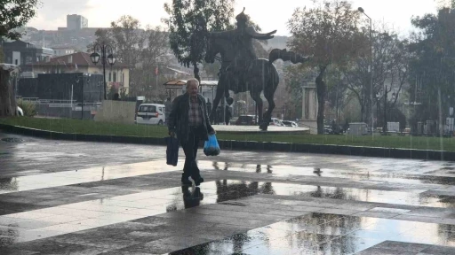 Tekirdağ’da şiddetli yağış etkili oldu, vatandaşlar sığınacak yer aradı
