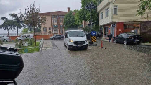 Şiddetli yağış yolları dereye &ccedil;evirdi