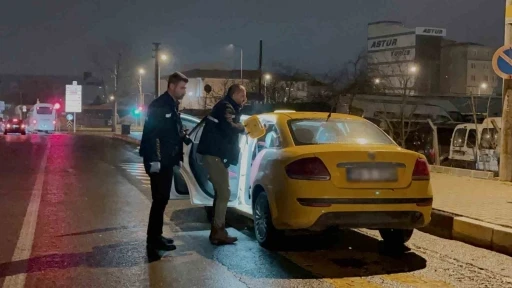 Tekirdağ&rsquo;da takside yolcu dehşeti: Şof&ouml;r&uuml; omzundan bı&ccedil;akladı

