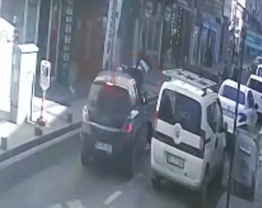 Tekirdağ&rsquo;da ters y&ouml;nden caddeye giren otomobille motosikletin &ccedil;arpıştığı anlar kamerada
