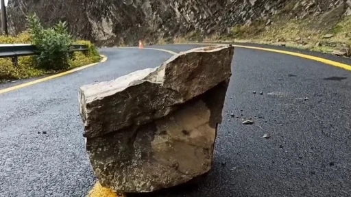 Tekirdağ’da yağış sonrası kaya parçaları yola yuvarlandı
