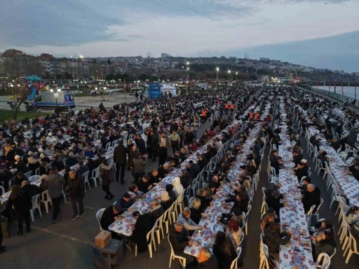 Tekirdağ&rsquo;ın en b&uuml;y&uuml;k iftar sofrası: 8 bin kişi aynı anda orucunu a&ccedil;tı
