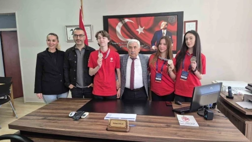 Tekirdağlı &ouml;ğrencilerden b&uuml;y&uuml;k başarı: T&uuml;rkiye ikincisi oldular

