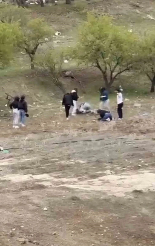 Tekme tokat birbirlerine giren genç kızların kavgası kamerada
