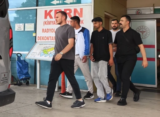 Tekme tokat d&ouml;vd&uuml;kleri gencin kolyesini &ccedil;alıp ka&ccedil;tılar
