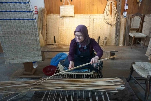 Teknolojiye inat hasır dokumacılığı Tire&rsquo;de yaşatılmaya devam ediyor
