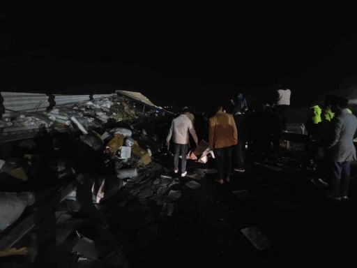 Tekstil malzemesi yüklü tır devrildi: Yol trafiğe kapandı
