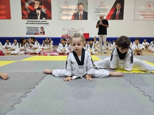 Tekvando sporcuları kuşak atladı
