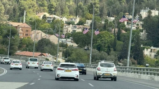 Tel Aviv’den Kudüs’e ziyaretçileri ABD bayrakları karşılıyor
