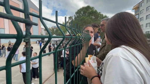 Tel örgü ardında sınav molası: Velilerden çocuklarına moral desteği
