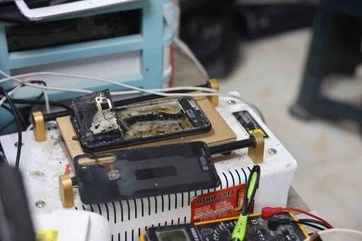 Telefon bataryası bomba gibi patladı, panik anı kamerada
