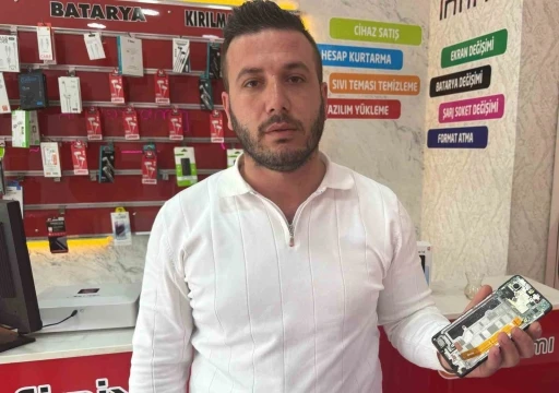 Telefon bataryası tamir sırasında alev alarak patladı
