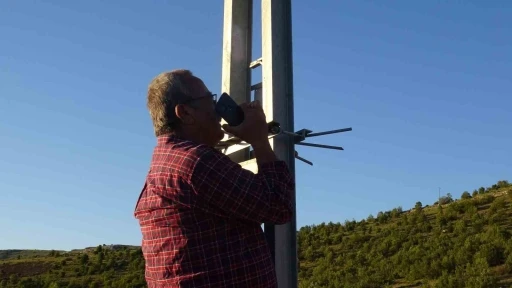 Telefon &ccedil;ekmeyen mezrada vatandaşlar elektrik direğine &ccedil;ıkıyor
