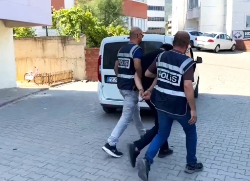 Telefon dolandırıcısı altın ve parayı almaya geldiği binada yakalandı
