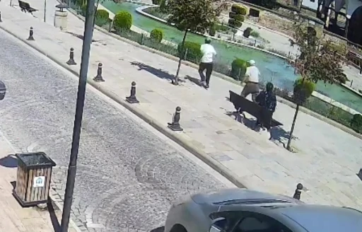 Telefon dolandırıcısı, yaşlı kadının paralarını alıp kaçtı: O anlar kamerada
