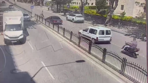 Telefona bakan motosikletli önünde duran araca çarptı
