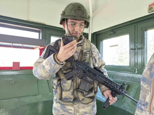 Telefondan annesiyle bayramlaşan Mehmet&ccedil;ik&rsquo;in duygu dolu anları
