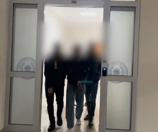 Telefonlara y&uuml;kledikleri zararlı yazılımlarla vatandaşların hesaplarını boşaltanlar yakalandı
