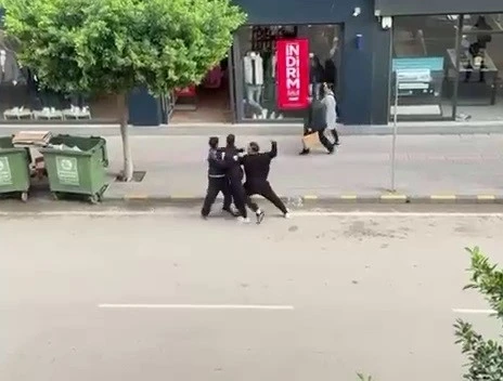 &lsquo;Telefonumun ekranına baktın&rsquo; kavgasında sokak boks ringine d&ouml;nd&uuml;
