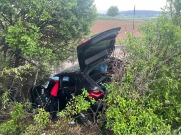 TEM’de bariyerleri aşan otomobil şarampole uçtu: 4 yaralı
