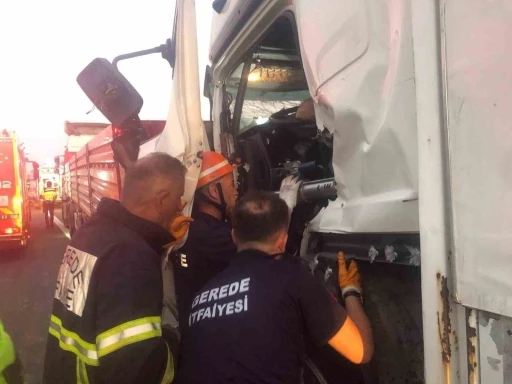 TEM’de kamyon tıra arkadan çarptı: Yaralı sürücü sıkıştı
