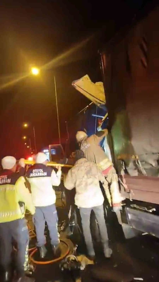 TEM&rsquo;de kamyonlar &ccedil;arpıştı: 1 &ouml;l&uuml;, 1 yaralı
