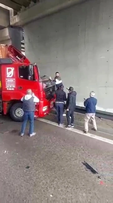 TEM’de korkunç kaza: Kendi kullandığı tırın altında can verdi
