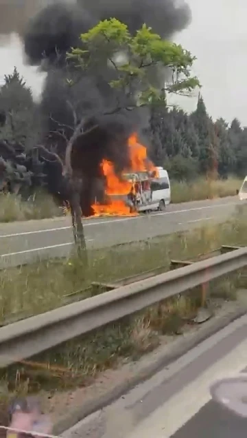 TEM’de minibüs alev alev yandı
