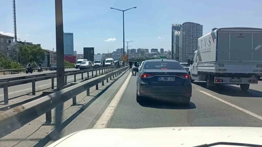 TEM&rsquo;de para g&ouml;t&uuml;ren motokurye d&uuml;şt&uuml;, yola sa&ccedil;ılanları vatandaşlar topladı
