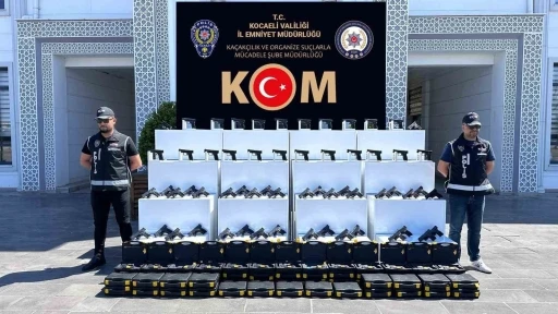 TEM&rsquo;de silah ka&ccedil;ak&ccedil;ılığı operasyonu: 60 tabanca ele ge&ccedil;irildi

