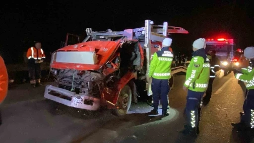 TEM&rsquo;de vin&ccedil; destekli kurtarma: Taşıdığı ara&ccedil;la &ccedil;arptığı tır arasında sıkıştı
